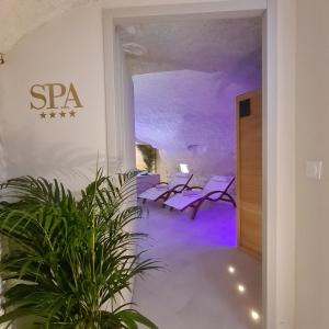 多勒La Dolce Vita Spa privatif的一间紫色灯光和一排椅子的房间