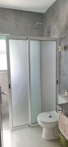 PombasLuz d'Sol - Residencial Familiar的浴室设有2扇玻璃淋浴门和卫生间。