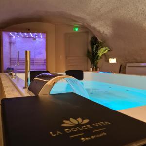 多勒La Dolce Vita Spa privatif的一个带桌子的房间的大型游泳池