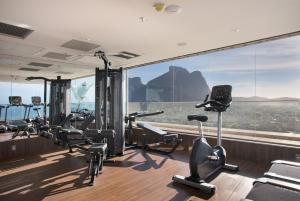 里约热内卢Windsor Tower Hotel的健身房设有大窗户和跑步机