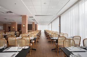 里约热内卢Windsor Tower Hotel的餐厅里一排桌椅