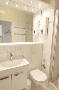 格洛米茨STRANDIDYLL, 64 - Typ A1S的白色的浴室设有卫生间和水槽。
