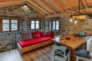 罗克Mountain Lodge Istria, Tiny house的客厅配有红色的沙发和桌子