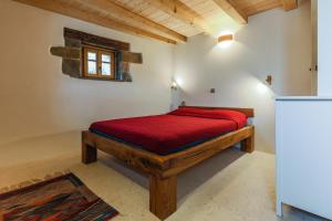 罗克Mountain Lodge Istria, Tiny house的一间在房间内配有红色床的卧室