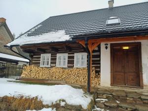 克拉利基Chalupa Anežka的木屋,有雪覆盖,有木门