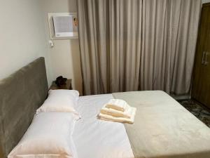 巴拉奈里奥-坎布里乌Apartamento praia BC Central novo的床上有两条毛巾