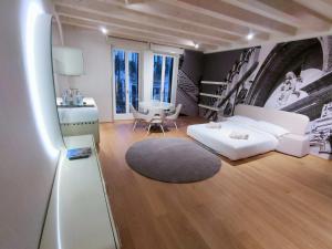 维罗纳Lords of Verona Luxury Apartments的客厅配有白色的沙发和桌子