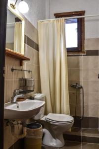 波利兹罗松Hotel Polydrosos的浴室配有卫生间、盥洗盆和淋浴。