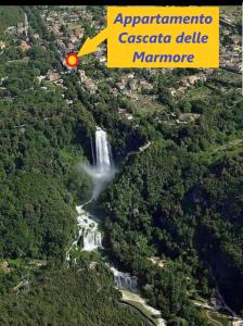 Le MarmoreAppartamento Cascate delle Marmore的红箭头在森林中间的瀑布