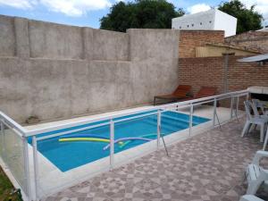 拉库布蕾Casa El Descanso的一个带栏杆的游泳池和一个游泳池