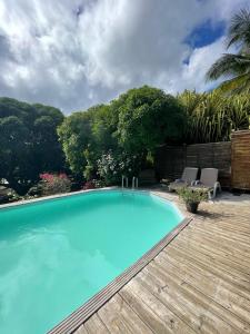 勒弗朗索瓦Le Chalet Tropical的木制甲板上的大型蓝色游泳池
