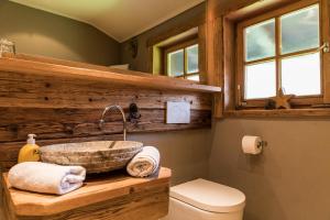 雷特温克尔阿尔葐雷特温克尔公寓的木制柜台上带石水槽的浴室