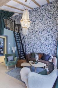 采尔马特Chalet Antoine serviced Apartments by Mirabeau的客厅配有沙发、椅子和吊灯