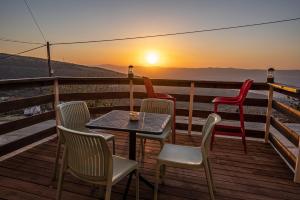 Ein KinyaSunset B&B的甲板上的桌椅,享有日落美景