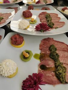 Vico CanaveseAlbergo Ristorante Centro的餐桌,盛满食物,包括肉类和蔬菜