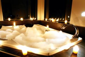 因弗卡吉尔Millton Park Estate的浴室内装满蜡烛的浴缸