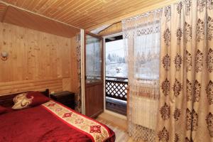 亚布卢尼齐亚Гостинний комплекс "У Валентини"的一间卧室设有一张床和一个大窗户