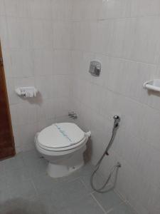 玛德琳港LOWCOST MADRYN的一间带卫生间和软管的浴室