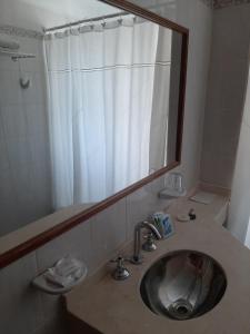 玛德琳港LOWCOST MADRYN的浴室设有水槽、镜子和淋浴