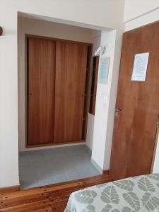 玛德琳港LOWCOST MADRYN的一间卧室设有衣柜和木门