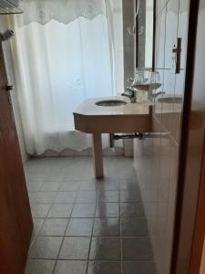 玛德琳港LOWCOST MADRYN的一间带水槽、镜子和淋浴的浴室