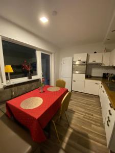 不莱梅Stern Unterkunft bis zu 9 Betten verfügbar的厨房配有一张带红色桌布的桌子