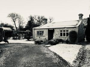 克莱德Historic Clyde cottage guest house的一张黑白的石屋照片