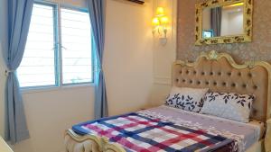 普崇Lake Residence No73 - Classic Style, Cozy & Best Photography的一间卧室配有一张带镜子的床和窗户