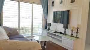 普崇Lake Residence No73 - Classic Style, Cozy & Best Photography的带沙发、电视和桌子的客厅
