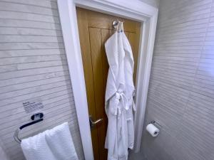 温彻斯特Station Rooms的浴室门上挂着毛巾