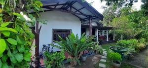 锡吉里亚Galaxy View Homestay Sigiriya的前面有植物的小白色房子