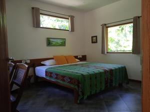 圣吉吉The Country House的一间卧室设有一张床和两个窗户。