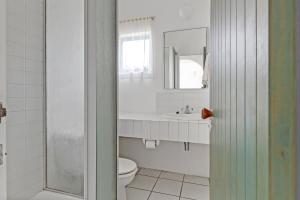 巴利托Santorini Kallisti 8的一间带水槽、卫生间和镜子的浴室