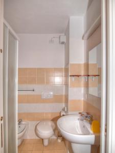 皮特拉利古Agriturismo Ca' Di Trincia的浴室配有盥洗盆、卫生间和浴缸。