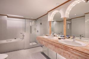 台北台北欧华酒店的浴室配有2个盥洗盆、淋浴和浴缸。