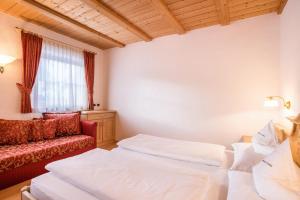 科瓦拉因巴迪亚App Lisüra Boè的酒店客房,设有两张床和一张沙发