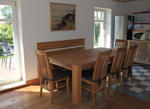 MarlowFerienhaus Polkvitz的厨房配有木桌和椅子