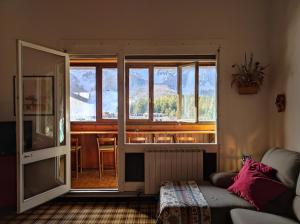 圣马西莫La finestra sul Matese的带沙发和大窗户的客厅