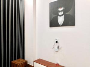 Việt YênNgoc Khanh Hotel的浴室里贴着一幅穿着西装的男人的照片