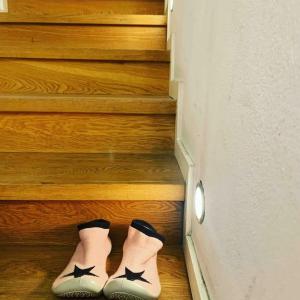 里米尼La casetta rossa的两双鞋坐在楼梯上