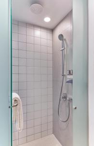 新加坡lyf Farrer Park Singapore的带淋浴的浴室和玻璃门