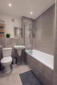 布里斯托Bedminster Parade的浴室配有卫生间、浴缸和水槽。