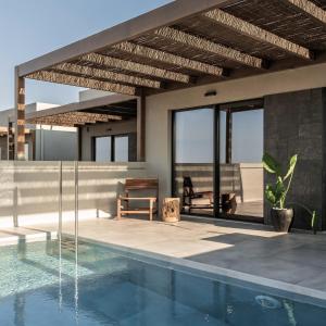 斯塔里斯AKU Suites with private pools的一座带游泳池和庭院的房子