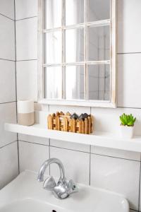 尼欧克利马SK studios & apartments的白色的浴室设有水槽和窗户。