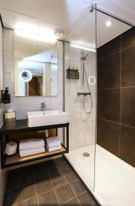 沃尔堡Holiday Inn The Hague - Voorburg, an IHG Hotel的一间带水槽和淋浴的浴室