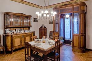 圣马力诺antica bifora rsm的一间带桌椅和吊灯的用餐室