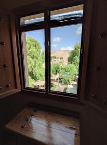 尼兹瓦Omani House Inn نزل البيت العماني的享有田野景致的窗户