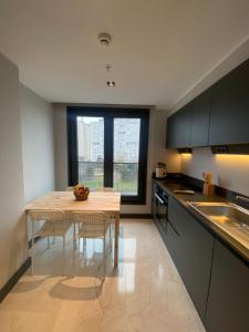 Luxury Central Fully Equipped 2BR 2BA Apartment by Siena Suites的厨房或小厨房