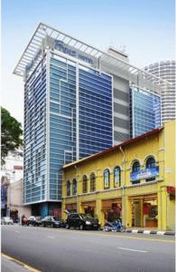 吉隆坡吉隆坡弗仁兹酒店的城市街道边的大建筑