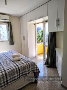 皮廷布Praia Bela Paraíba Casa 220的一间卧室配有一张带铺着平底毯的床